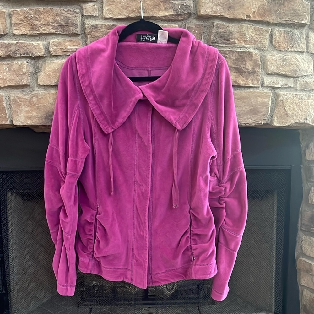 Purity fuchsia coat with scrunched sleeves and two front zippered pockets Large